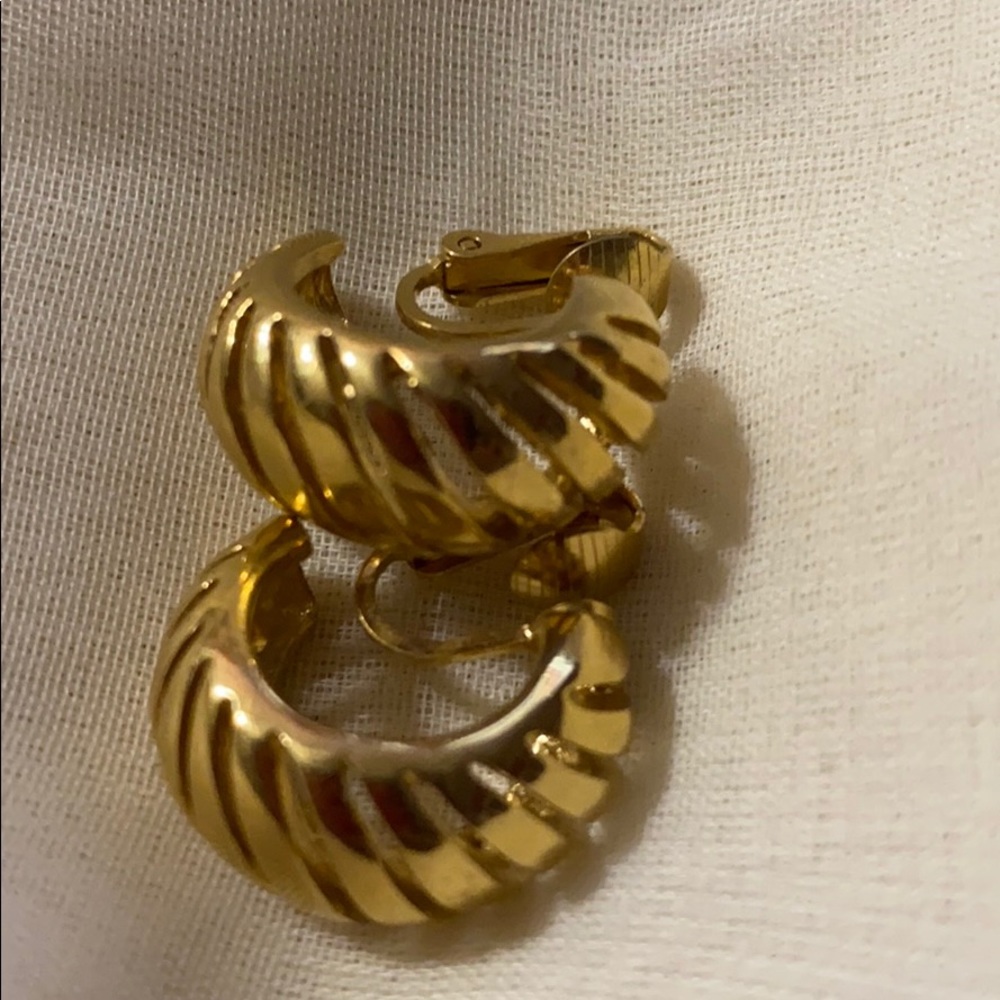 Very nice clip on trifari vintage earrings